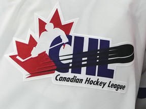 Un logo de la Ligue canadienne de hockey est affiché sur un maillot lors du match de hockey des Meilleurs Espoirs de la LCH à Moncton, au Nouveau-Brunswick, le 24 janvier 2024.