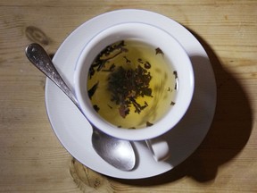 Une tasse de thé noir avec une cuillère et des feuilles de thé à Londres, le 29 août 2022.