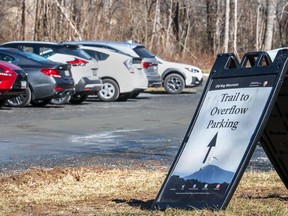 Le parking de Old Rag Mountain Ridge, dans le parc national de Shenandoah, en Virginie, est généralement occupé.