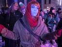 Les partisans du groupe de pression de la vie nocturne Montréal 24/24 manifestent devant l'hôtel de ville de Montréal le 22 janvier 2024, après avoir appris que le gouvernement local a refusé de renouveler son financement pour cette année.