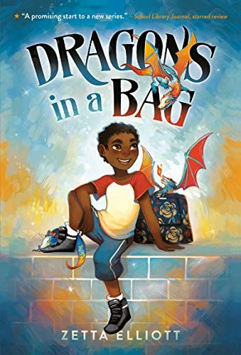 couverture de Dragons in a Bag de Zetta Elliott ;  illustration d'un jeune garçon noir avec un dragon dans un sac