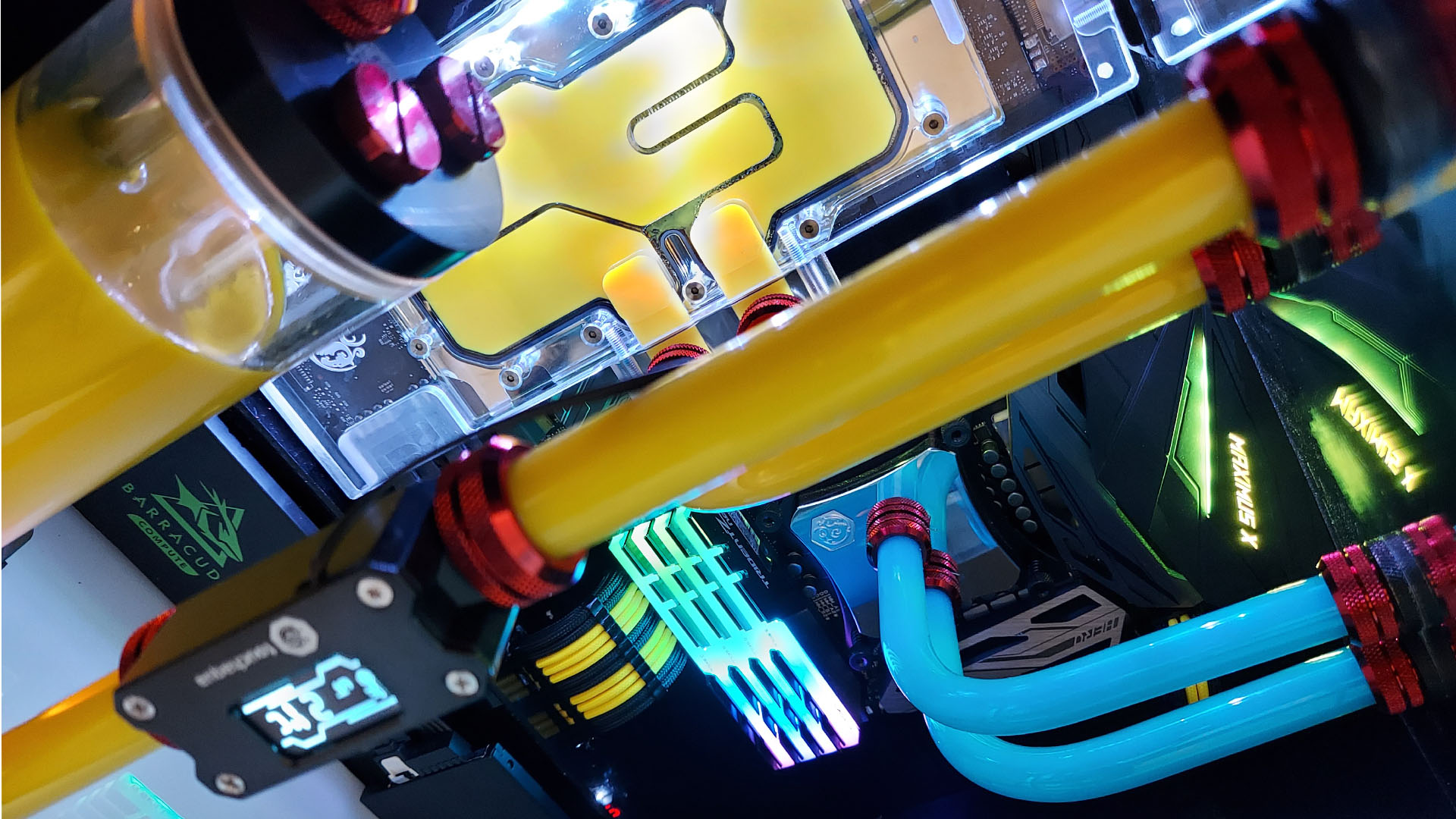 Le système refroidi à l'eau jaune et bleu à l'intérieur d'un PC de jeu Pac-Man