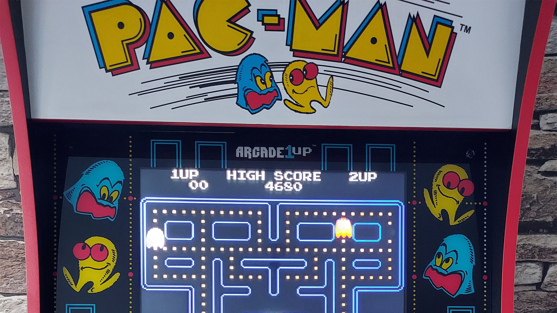 Pac-Man jouant sur un écran dans un ordinateur de jeu