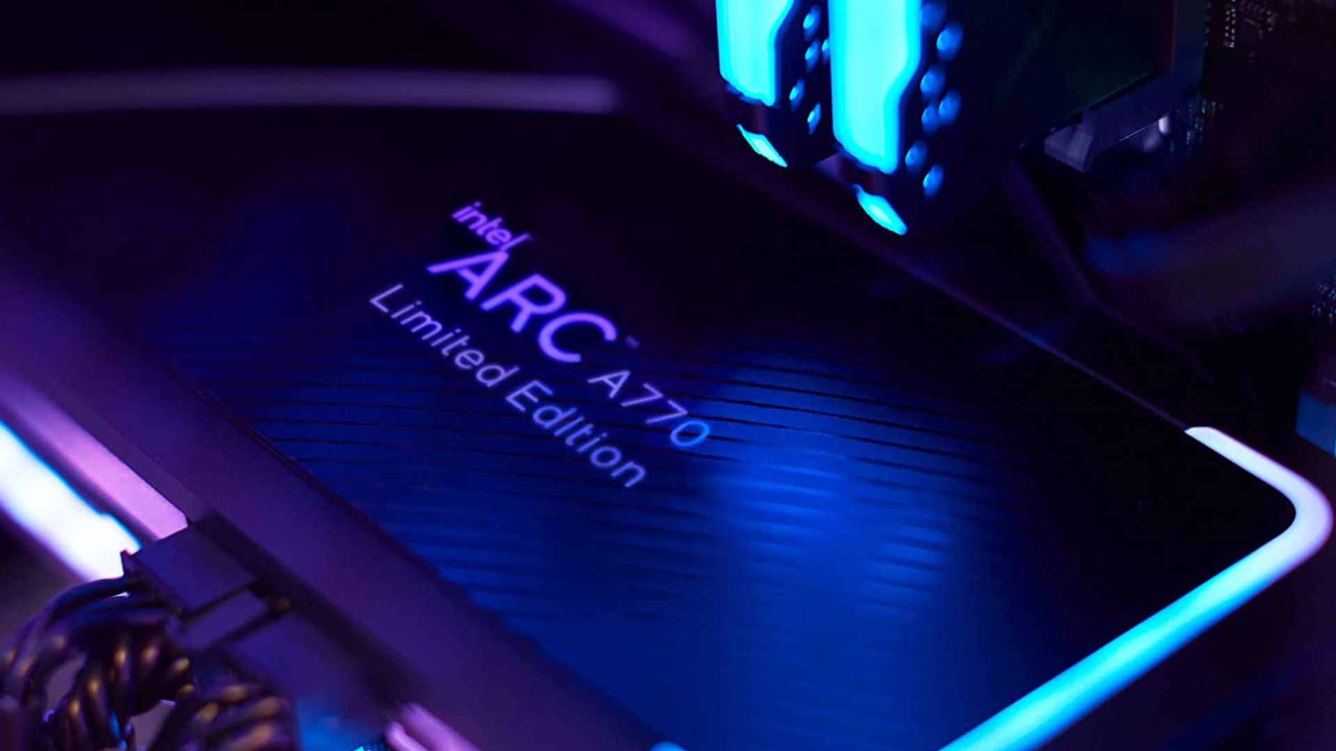 Édition limitée Intel Arc A770 de près dans un PC de jeu