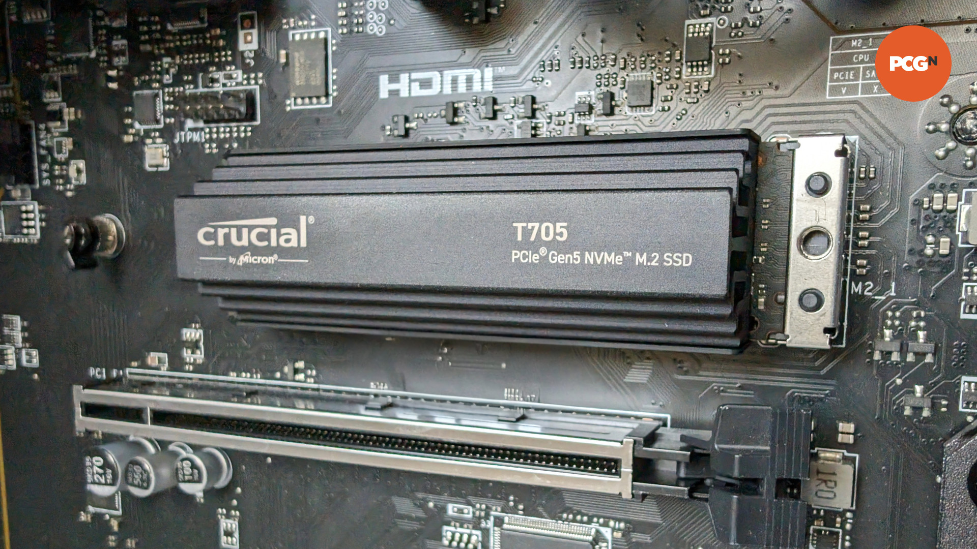SSD Crucial T705 branché sur une carte mère