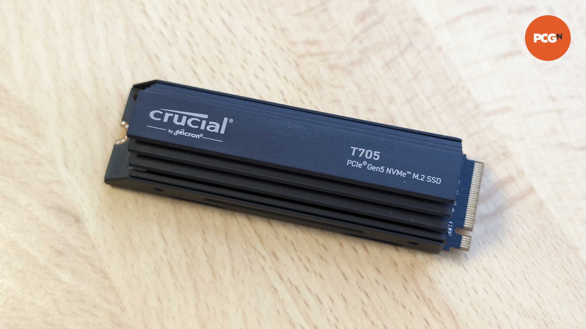SSD Crucial T705 sur une surface en bois