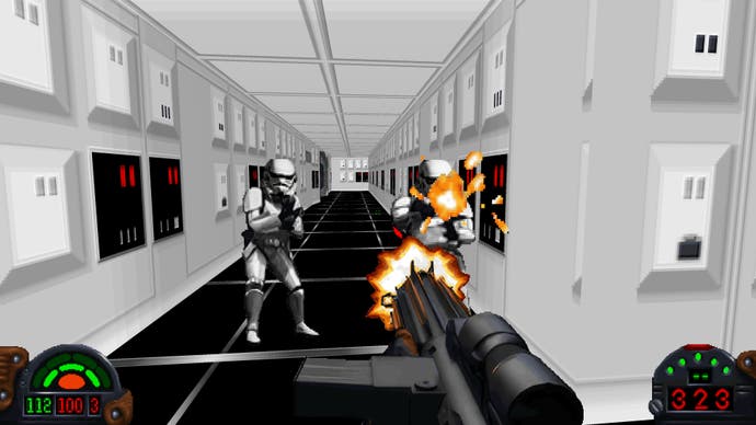 Un couloir classique aux murs blancs dans un vaisseau spatial Star Wars, avec notre personnage de joueur fauchant quelques stormtroopers sur leur chemin.