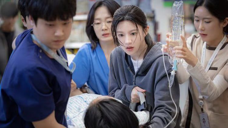 Un groupe de médecins, dirigé par Go Youn-jung, entoure un patient dans Resident Playbook