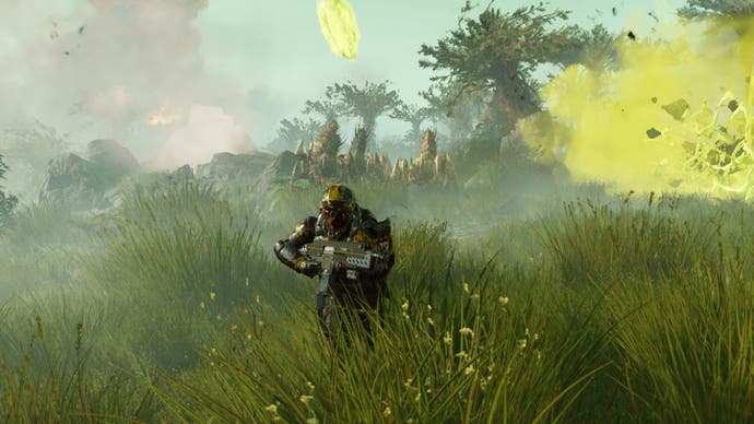 Capture d'écran de Helldivers 2 montrant un joueur fuyant une étrange explosion verte