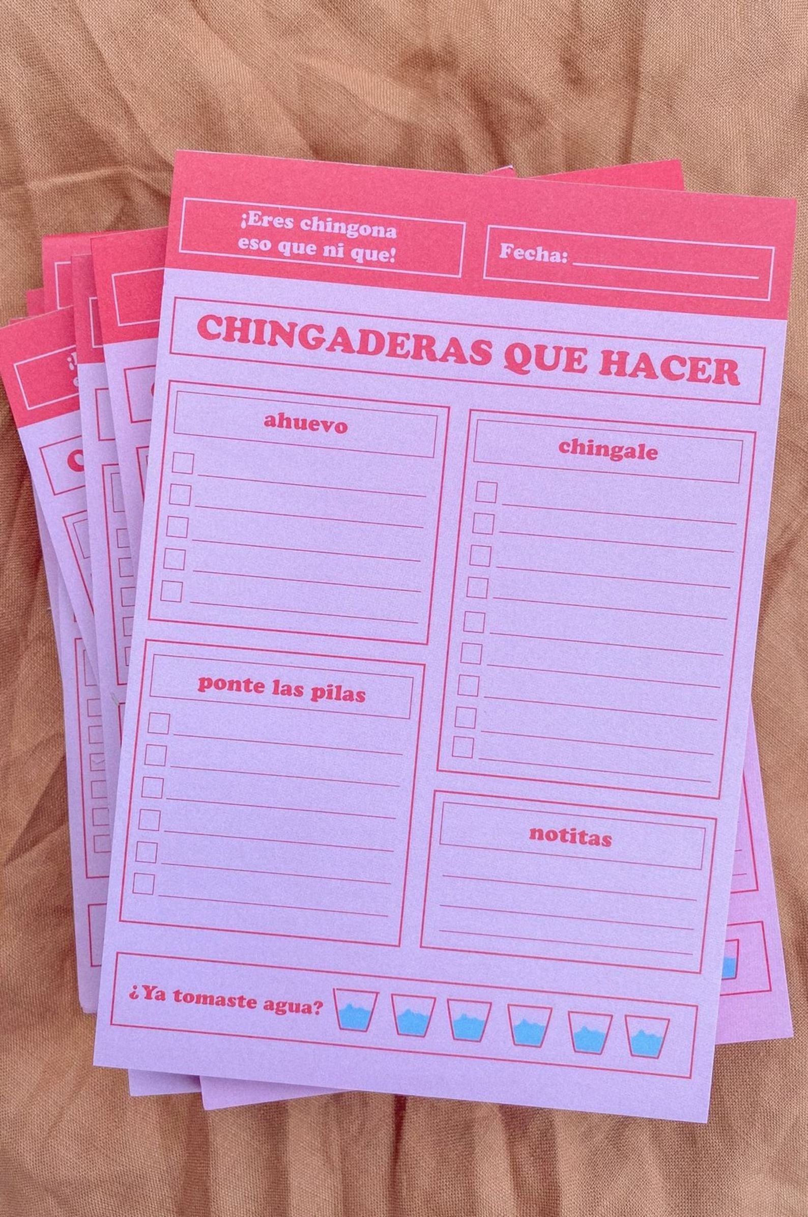 un bloc-notes rose avec les mots "chingaderas que faire" près du sommet avec quatre listes de contrôle divisées 