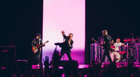 Bono dédie la chanson de U2 « All I Want Is You » à la Première Dame Jill Biden lors de la performance de Final Sphere
