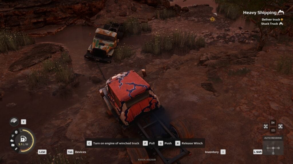Le joueur utilise un treuil pour remorquer un camion coincé dans la boue