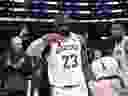 L'attaquant des Los Angeles Lakers LeBron James salue l'annonceur public Lawrence Tanter avant un match de basket-ball NBA contre les Denver Nuggets le samedi 2 mars 2024 à Los Angeles. 