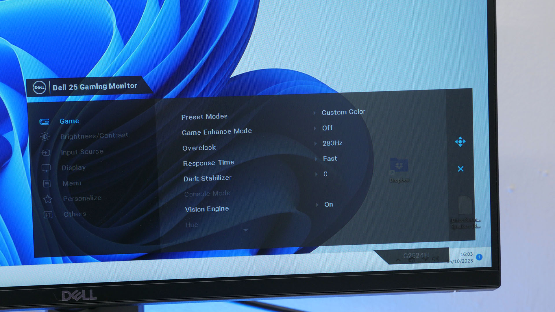 Image d'examen du Dell G2524H montrant le moniteur allumé avec l'un de ses menus système visible à l'écran.