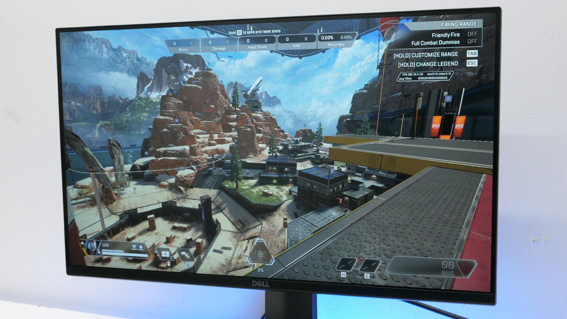 Image d'examen du Dell G2524H montrant le moniteur exécutant un jeu avec une ville moderne à l'intérieur.