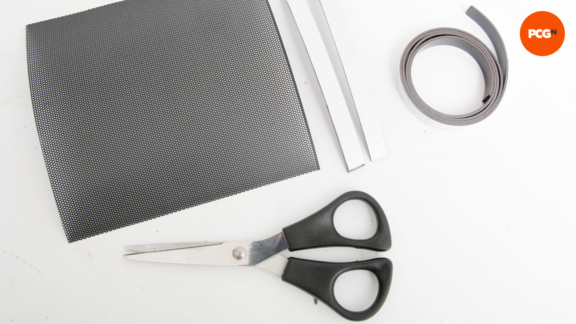Comment empêcher la poussière de pénétrer dans votre PC : coupez les bandes magnétiques à la bonne taille