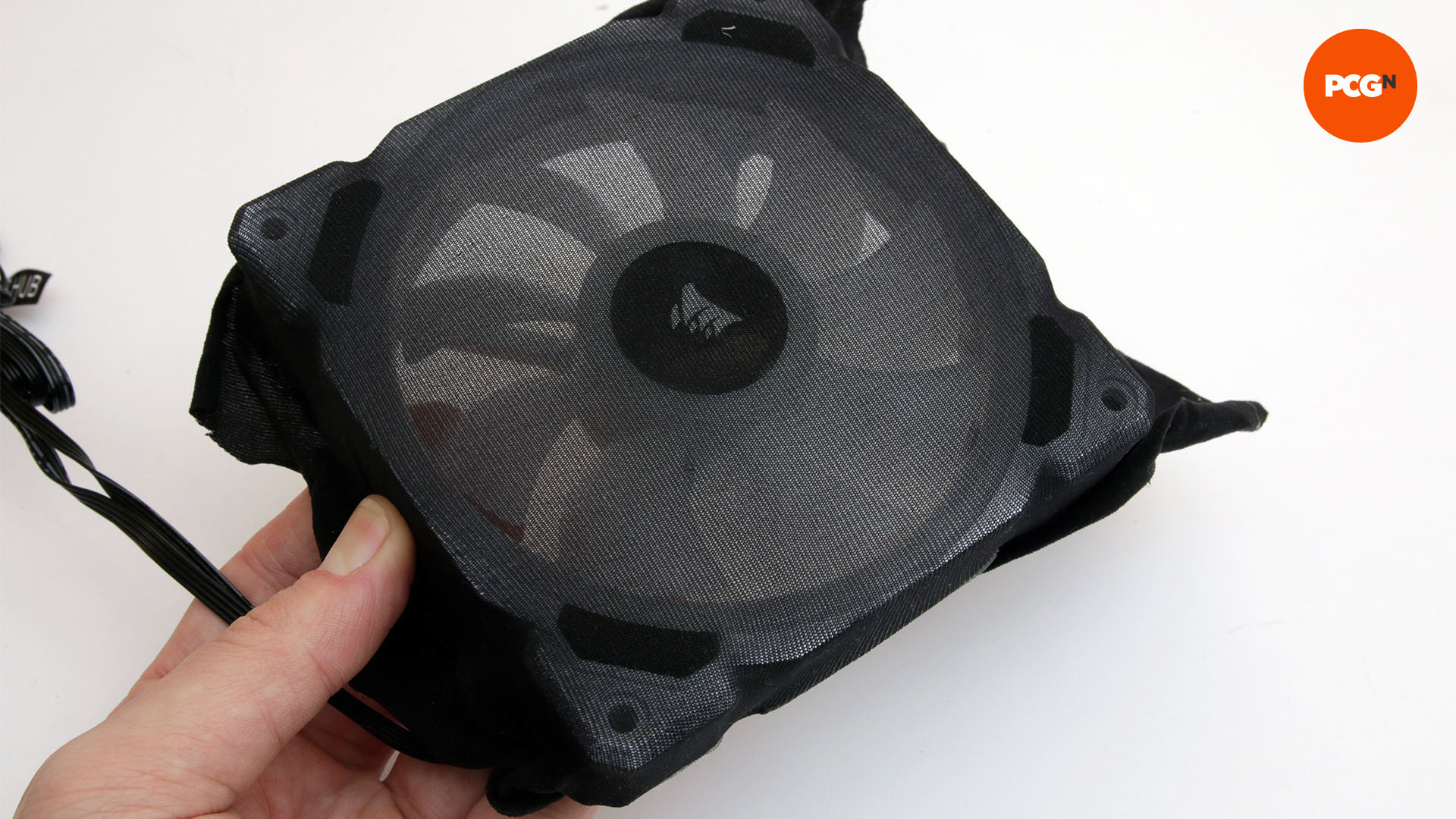 Comment empêcher la poussière de pénétrer dans votre PC : étirez les collants sur le cadre du ventilateur