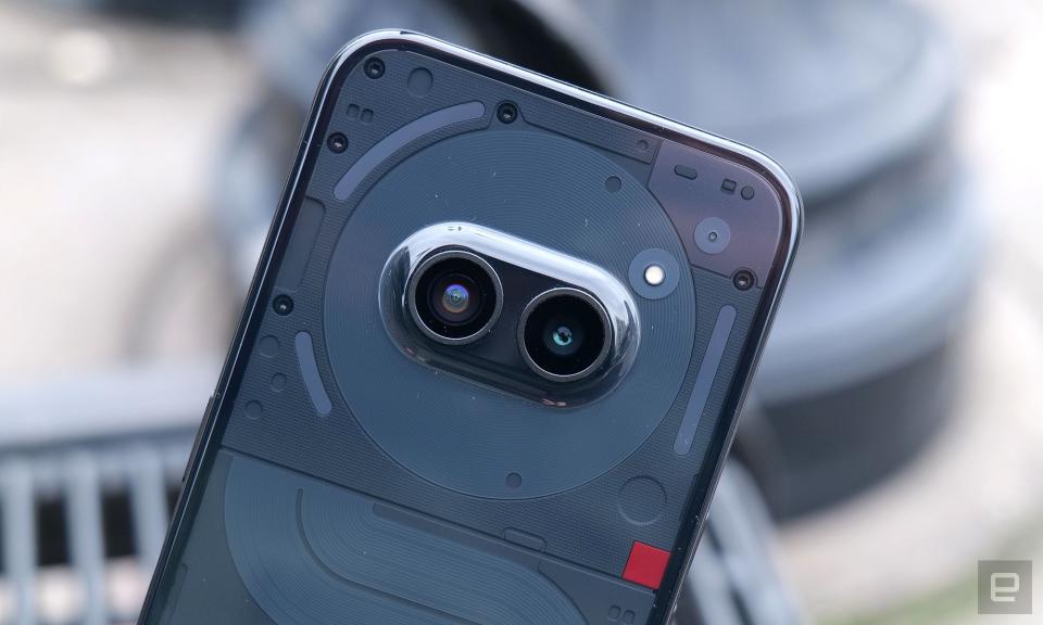 L'emplacement de la caméra à l'arrière du Phone 2a donne à l'appareil un visage qui me rappelle Wall-E. 