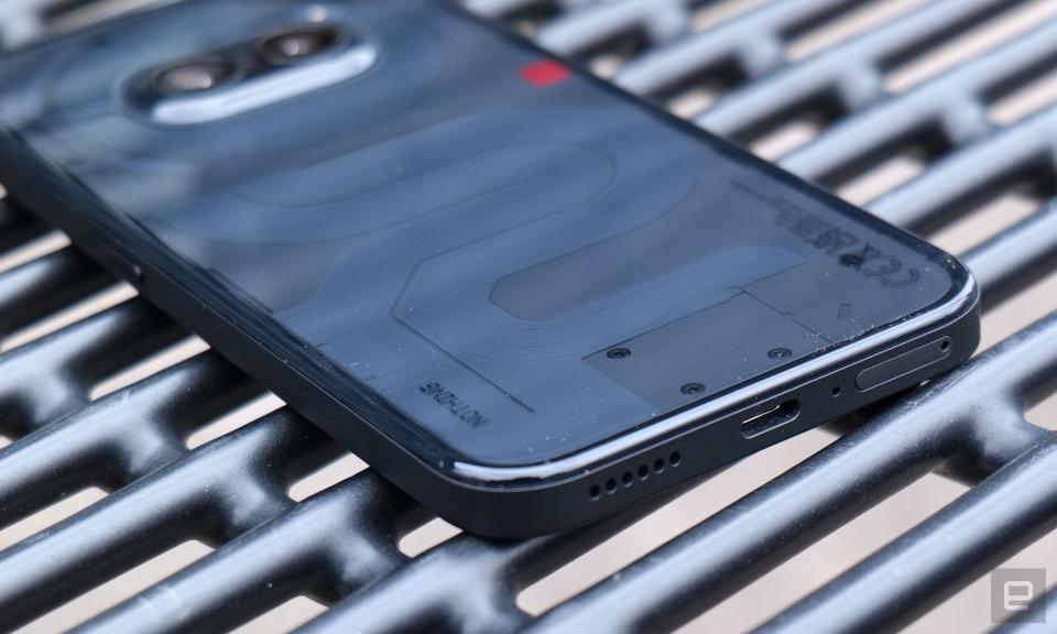 Le bas du Nothing Phone 2a comprend un haut-parleur et un port USB-C pour le chargement et le transfert de données.