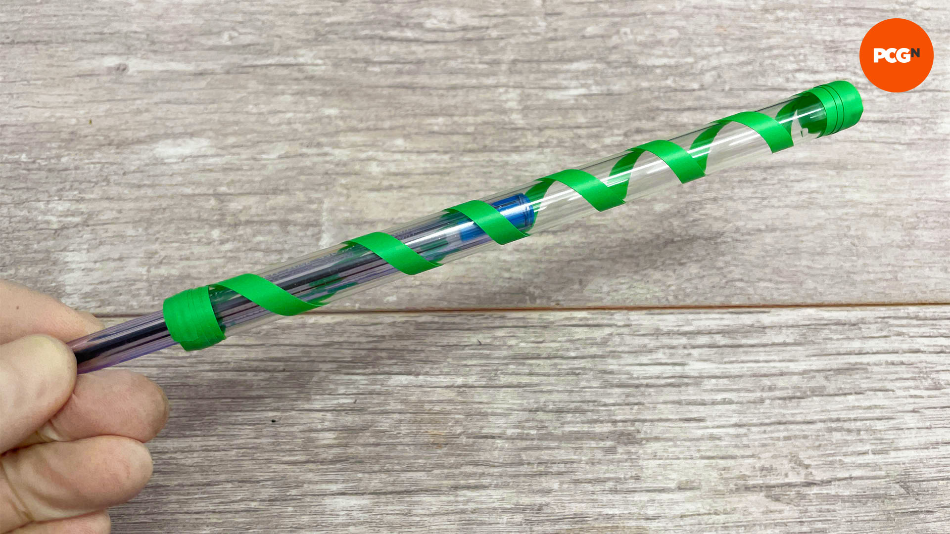 Comment peindre un tube de refroidissement à eau en acrylique dur : Soutenez le tube avec un stylo en plastique