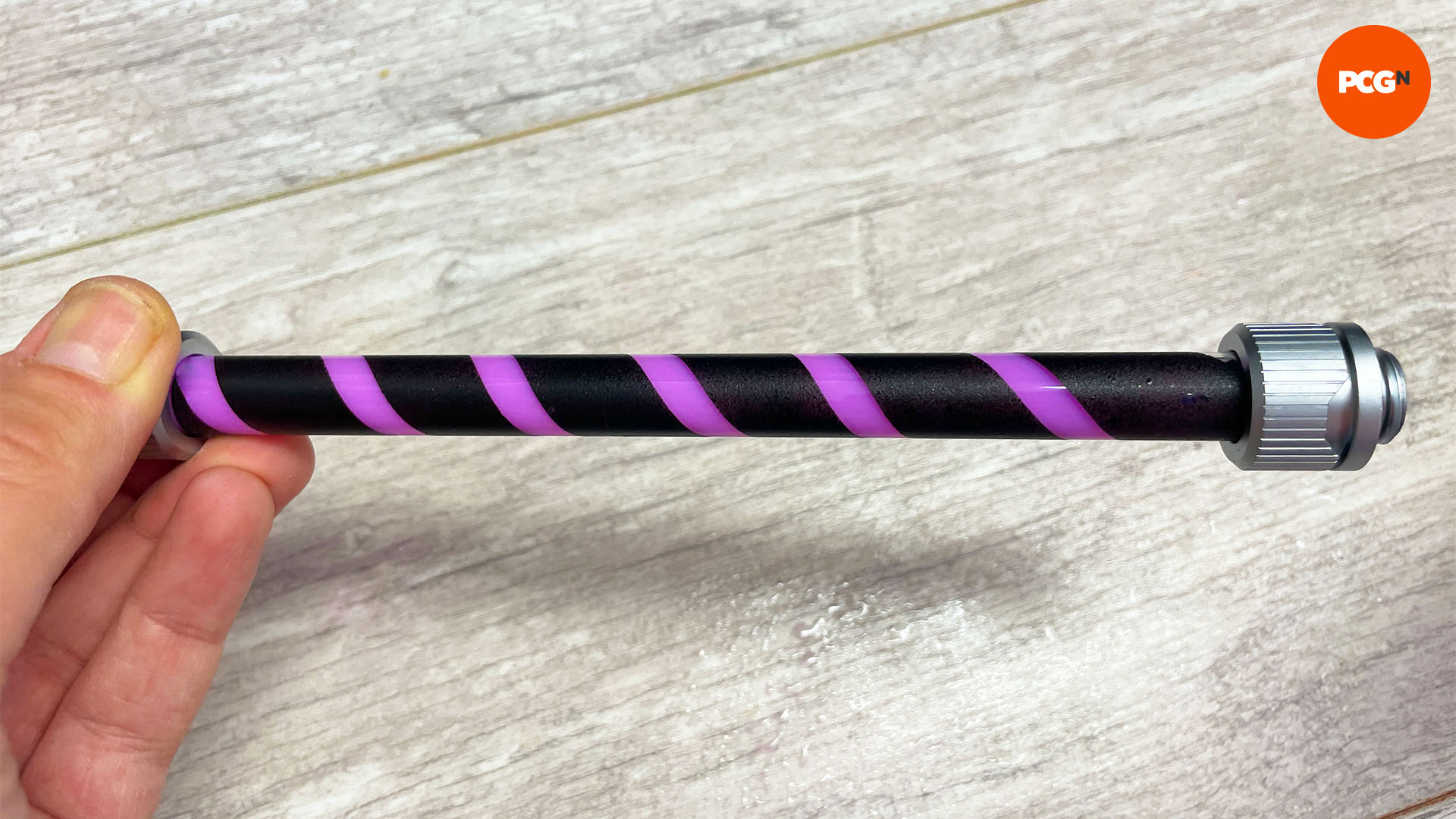 Comment peindre un tube de refroidissement par eau en acrylique dur : Tube peint fini avec du liquide de refroidissement violet