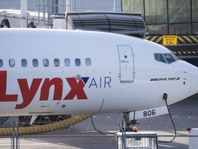 Un Boeing 737 de Lynx Air se trouve à une porte d'embarquement à l'aéroport international de Calgary le vendredi 23 février 2024. Stephen Jones, PDG de Flair Airlines, dit qu'il espère toujours ajouter plusieurs avions Lynx Air à sa flotte, même après l'échec de leur projet de fusion. en raison de la fermeture de Lynx le mois dernier.LA PRESSE CANADIENNE/Todd Korol