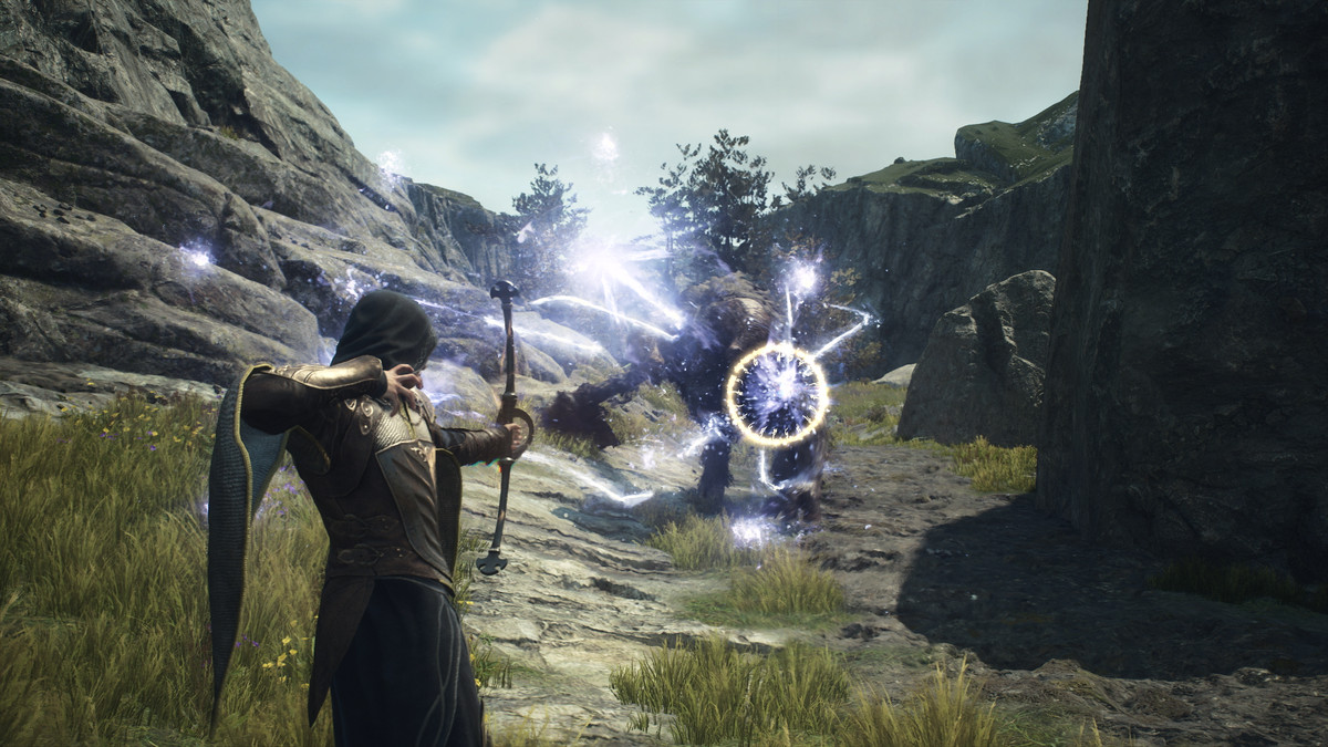 L'Arisen utilise la vocation Magick Archer pour tirer des flèches magiques sur les ennemis dans Dragon's Dogma 2.