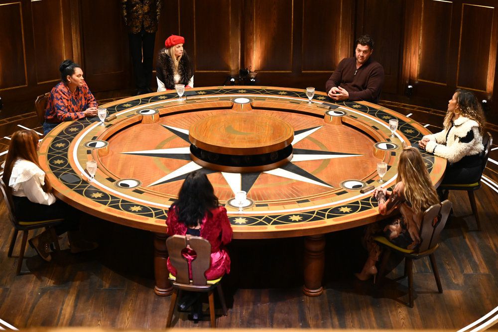 La table ronde de l'avant-dernier épisode des Traîtres avec 7 candidats restants