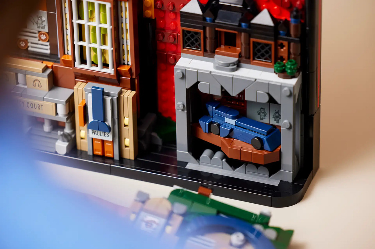 Un gros plan de l'ensemble Lego Batman Gotham Skyline regardant la Batcave et la Batmobile