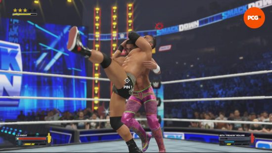 Revue WWE2K24 : LA Knight est sur le point d'utiliser son finisseur BFT contre Seth "Putain" Rollins.