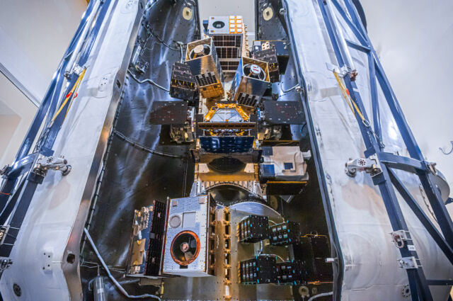 Une vue de 53 petites charges utiles de satellites avant leur encapsulation dans le carénage de charge utile de la fusée Falcon 9, avant le décollage de la mission de covoiturage Transporter 10.