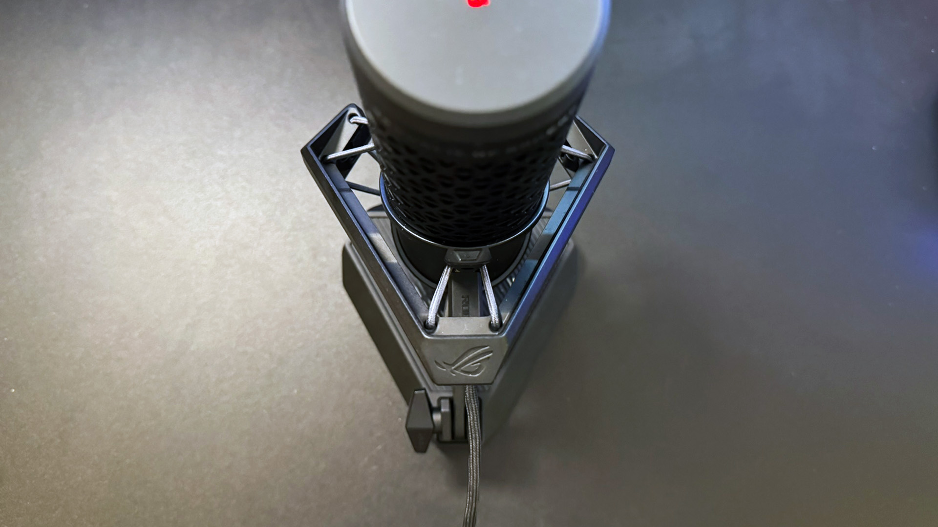 Le microphone Asus ROG Carnyx vu d'en haut, montrant son support anti-choc