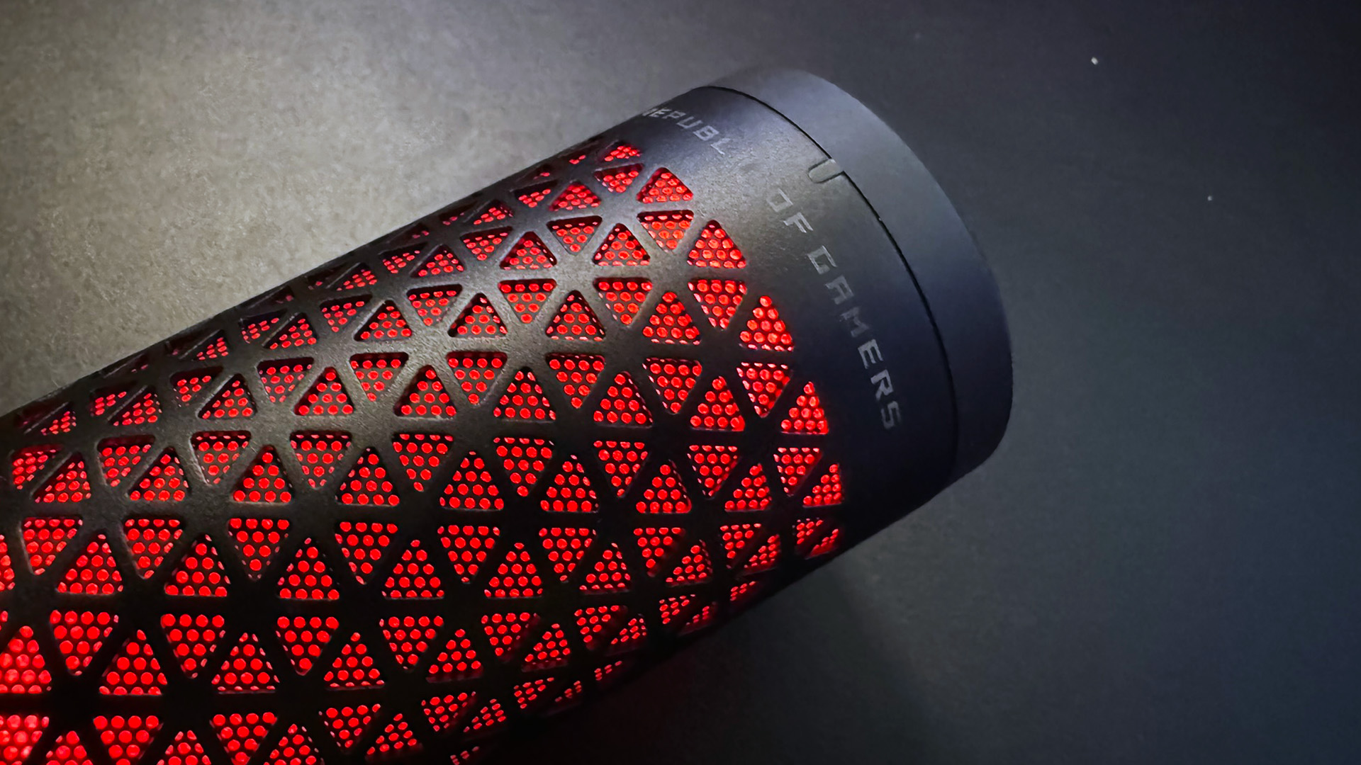 Image de test de l'Asus ROG Carnyx montrant l'éclairage rouge muet du microphone
