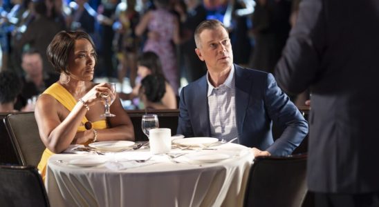 Angela Bassett and Peter Krause in the