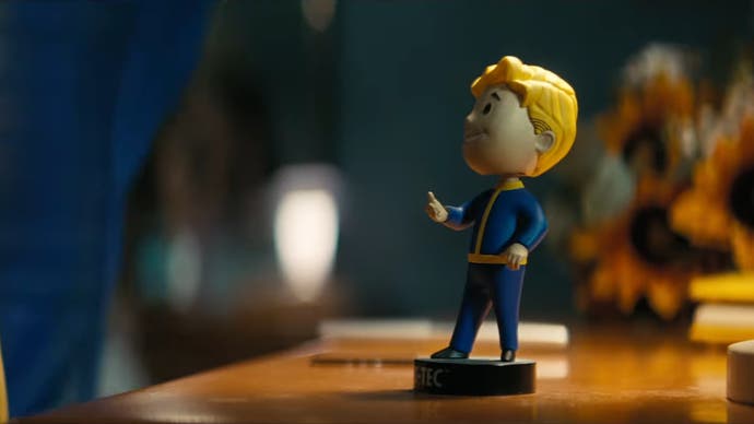Une figurine Vault Boy dans la série télévisée Fallout d'Amazon