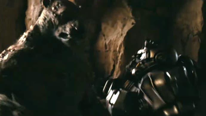 Une personne en armure assistée combattant un yao guai dans la série télévisée Fallout d'Amazon