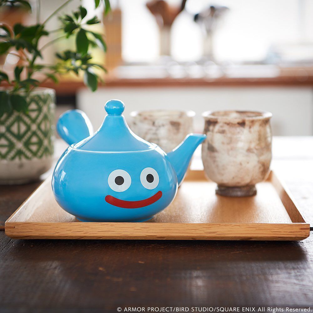 Une photo de la théière Dragon Quest Slime avec des tasses à thé