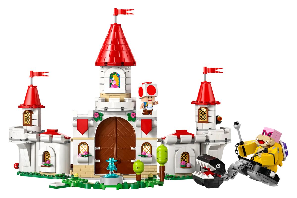 Une image montrant le château de Peach de Super Mario 64, mais réinventé sous forme de Lego.  L'ensemble comprend une figurine Toad, ainsi qu'une figurine Roy Koopa.  Roy monte un Chain Chomp.