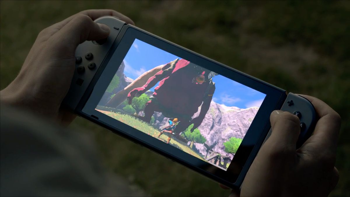 mains tenant une Nintendo Switch jouant à Zelda : Breath of the Wild