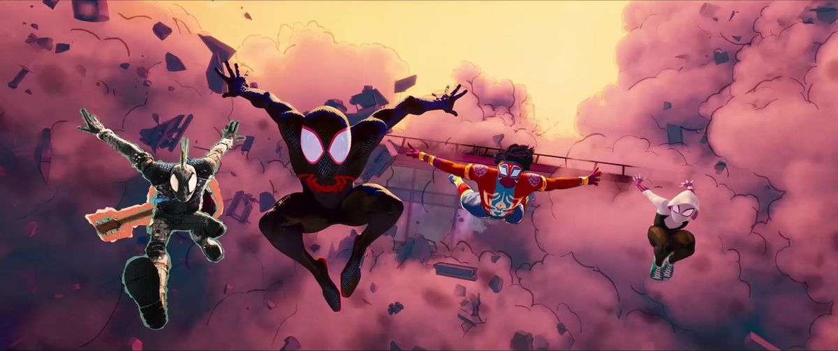 (De gauche à droite) Spider-Punk, Miles Morales, Spider-Man India et Spider-Gwen sautant à l'unisson du bord d'un bâtiment qui s'effondre dans Spider-Man : Across the Spider-Verse.
