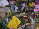 Des fleurs et des portraits sont déposés devant l'ambassade de Russie à Londres le lundi 19 février 2024, pour commémorer la mort de l'opposant russe emprisonné Alexei Navalny dans un « camp correctif » du cercle polaire arctique.