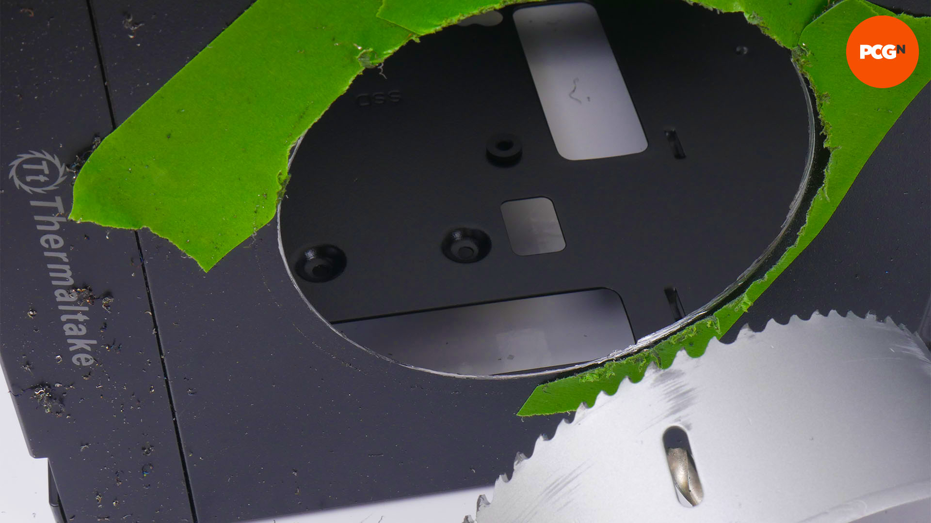 Comment ajouter des supports de ventilateur à votre boîtier PC : Découper avec une scie cloche
