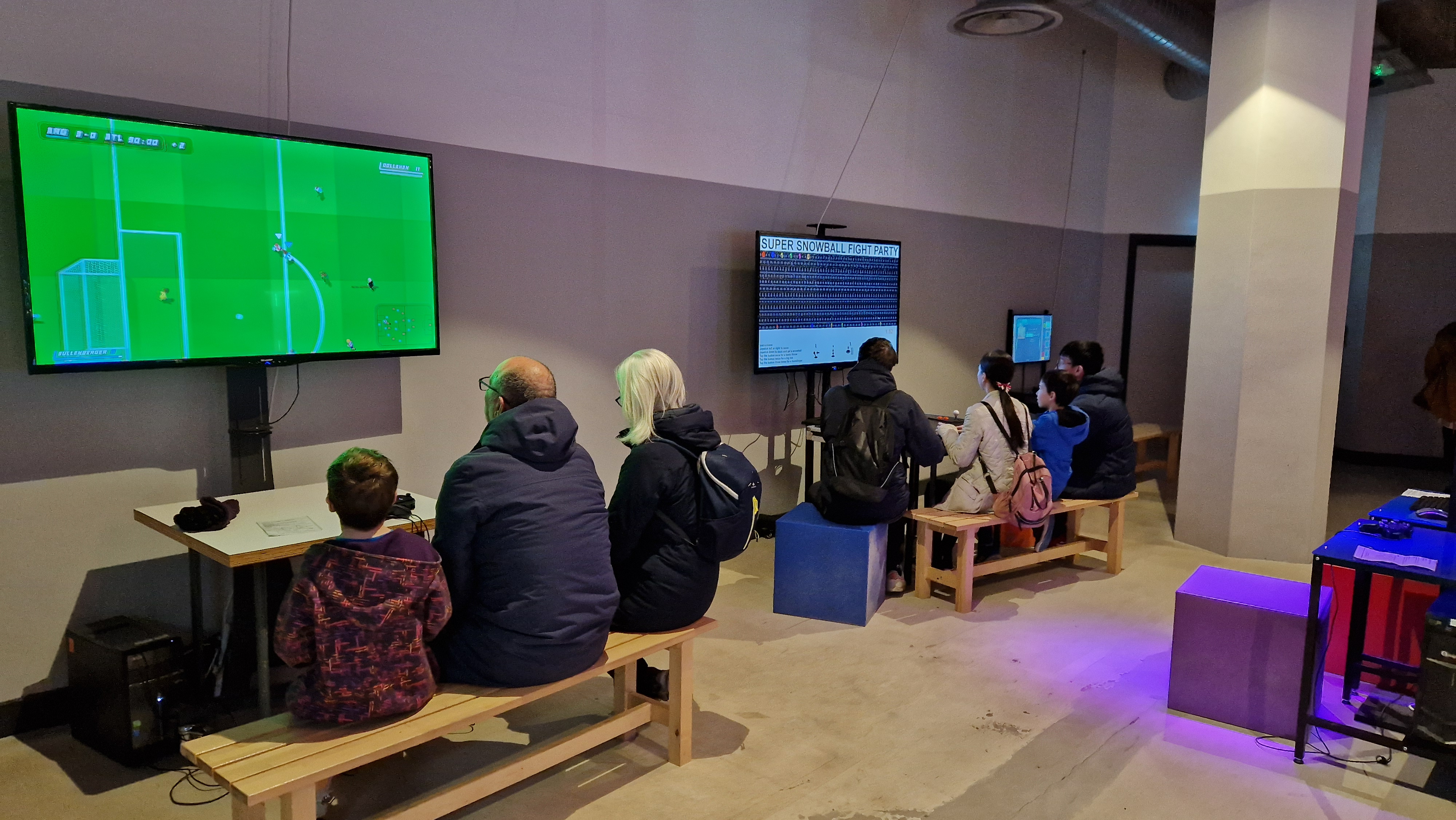 Une photo de deux groupes de personnes jouant à des jeux au NVM
