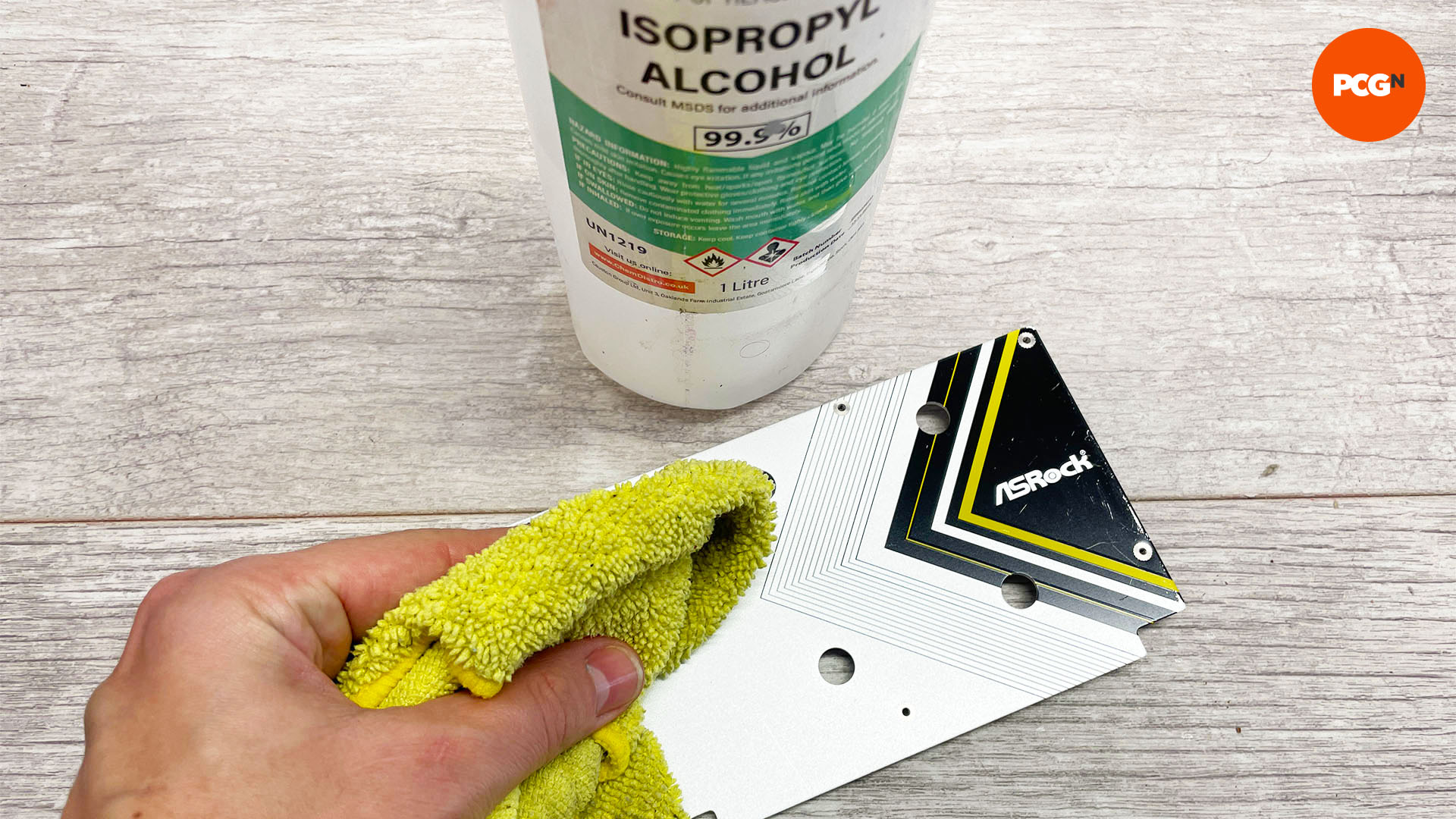 Comment changer la couleur de votre carte graphique : Nettoyez les surfaces avec de l'alcool isopropylique