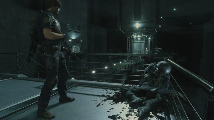 Leon se tient au-dessus d'un soldat casqué qui saigne dans le mod de caméra fixe de Resident Evil 2 Remake