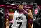 DeMar DeRozan des San Antonio Spurs embrasse son ancien coéquipier des Raptors de Toronto, Kyle Lowry.