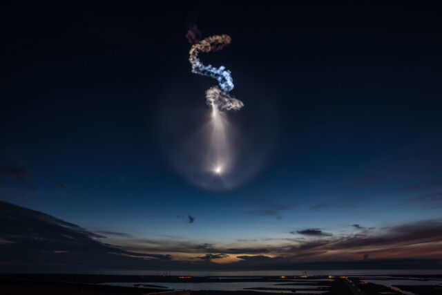 Le panache d’échappement d’une fusée Falcon 9 est éclairé par la lumière du soleil après un lancement avant le lever du soleil en 2018.
