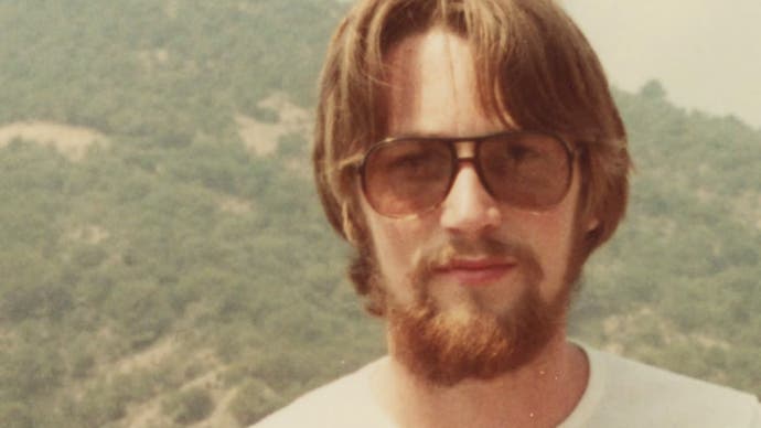 Une photo de Jeff Minter jeune homme, avec des lunettes de soleil et une barbe.  Le jaunissement de la photo suggère les années 70 ou le début des années 80.  De Llamasoft : L'histoire de Jeff Minter