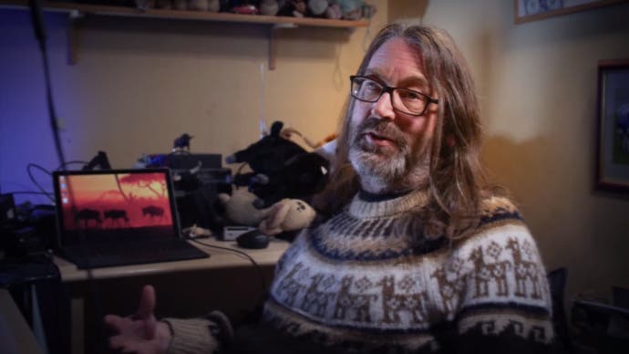 Jeff Minter porte un pull et parle à la caméra dans Llamasoft : The Jeff Minter Story.