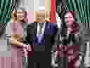 De gauche à droite : la ministre des Affaires étrangères Mélanie Joly, le président de l'Autorité palestinienne Mahmoud Abbas et la députée Ya'ara Saks.